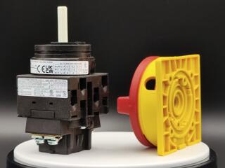 Главный выключатель 3P Ie = 12A , красно-желтая ручка, 0-1, 90 °, переднее крепление