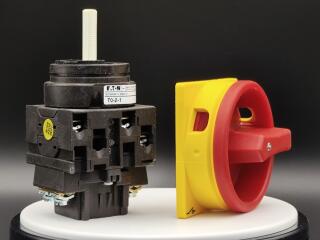 Главный выключатель 3P Ie = 12A , красно-желтая ручка, 0-1, 90 °, переднее крепление