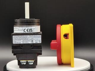 Главный выключатель 3P + N, Ie = 12A, красная ручка, 0-1, 90 °