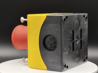 Кнопка аварийной остановки защищенная, 1 замыкающий + 1 размыкающий контакты, цвет красный, цвет корпуса желтый