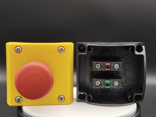 Кнопка аварийной остановки защищенная, 1 замыкающий + 1 размыкающий контакты, цвет красный, цвет корпуса желтый