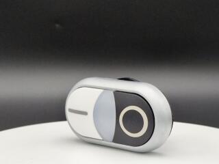 Двойная кнопка с сигнальной лампой с обозначением I O, цвет белый/черный