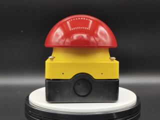 Выключатель, управлямый ногой или ладонью с фиксацией, отмена фиксации вытягиванием,1Р, цвет колпачка красный,корпуса желтый