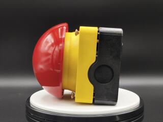 Выключатель, управлямый ногой или ладонью с фиксацией, отмена фиксации вытягиванием,1Р, цвет колпачка красный,корпуса желтый