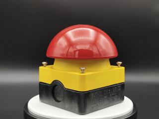 Выключатель, управлямый ногой или ладонью с фиксацией, отмена фиксации вытягиванием, 1З+1Р, цвет колпачка красный,корпуса желтый