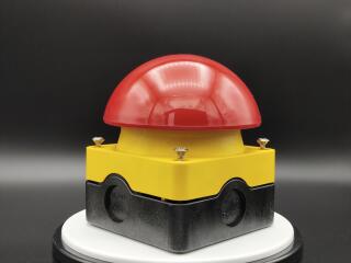 Выключатель, управлямый ногой или ладонью с фиксацией, отмена фиксации вытягиванием, 1З+1Р, цвет колпачка красный,корпуса желтый