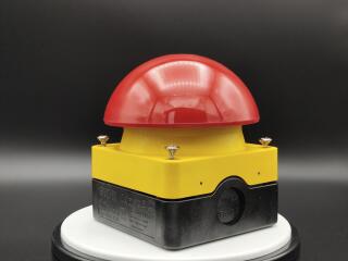 Выключатель, управлямый ногой или ладонью с фиксацией, отмена фиксации вытягиванием, 1З+1Р, цвет колпачка красный,корпуса желтый