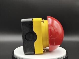 Выключатель, управлямый ногой или ладонью с фиксацией, отмена фиксации вытягиванием, 1З+1Р, цвет колпачка красный,корпуса желтый