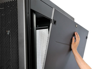 Шкаф Rackcenter D9000 42U 600 × 1200, передняя дверь перфорированная одностворчатая, задняя дверь перфорированная двустворчатая, черный