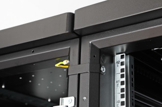 Шкаф Rackcenter D9000 42U 600 × 1200, передняя дверь перфорированная одностворчатая, задняя дверь перфорированная двустворчатая, черный