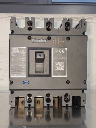 Автоматический выключатель в литом корпусе NDM3Z-250/4 3 00 63A
