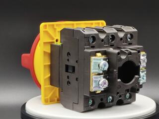 Главный выключатель 3P 100A , красно-желтая ручка , запираемый , переднее крепление