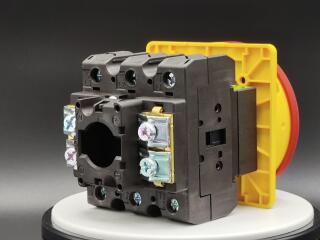 Главный выключатель 3P 100A , красно-желтая ручка , запираемый , переднее крепление