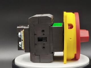 Главный выключатель 3P 100A , красно-желтая ручка , запираемый , переднее крепление