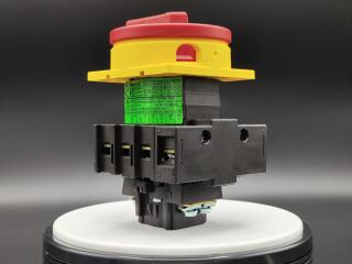 Главный выключатель 3P + N , 32А , красно-желтая ручка , запираемый , переднее крепление