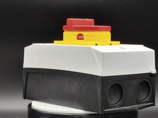 Главный выключатель в корпусе, 3P, 32A , красно-желтая ручка , запираемый